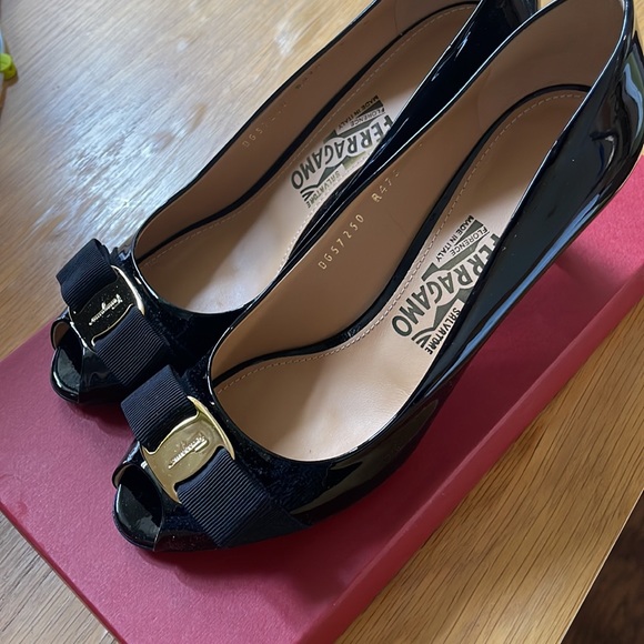 NEW salvatore ferragamo peep toe pumps with bow patent - Picture 4 of 5